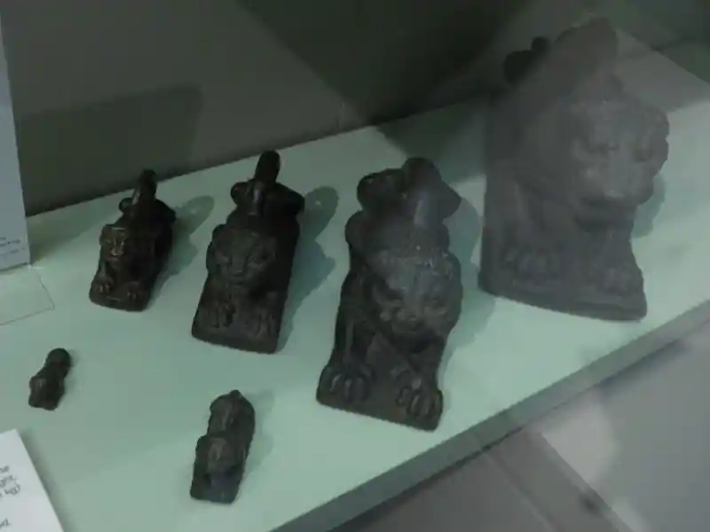Royal lion-shaped weights